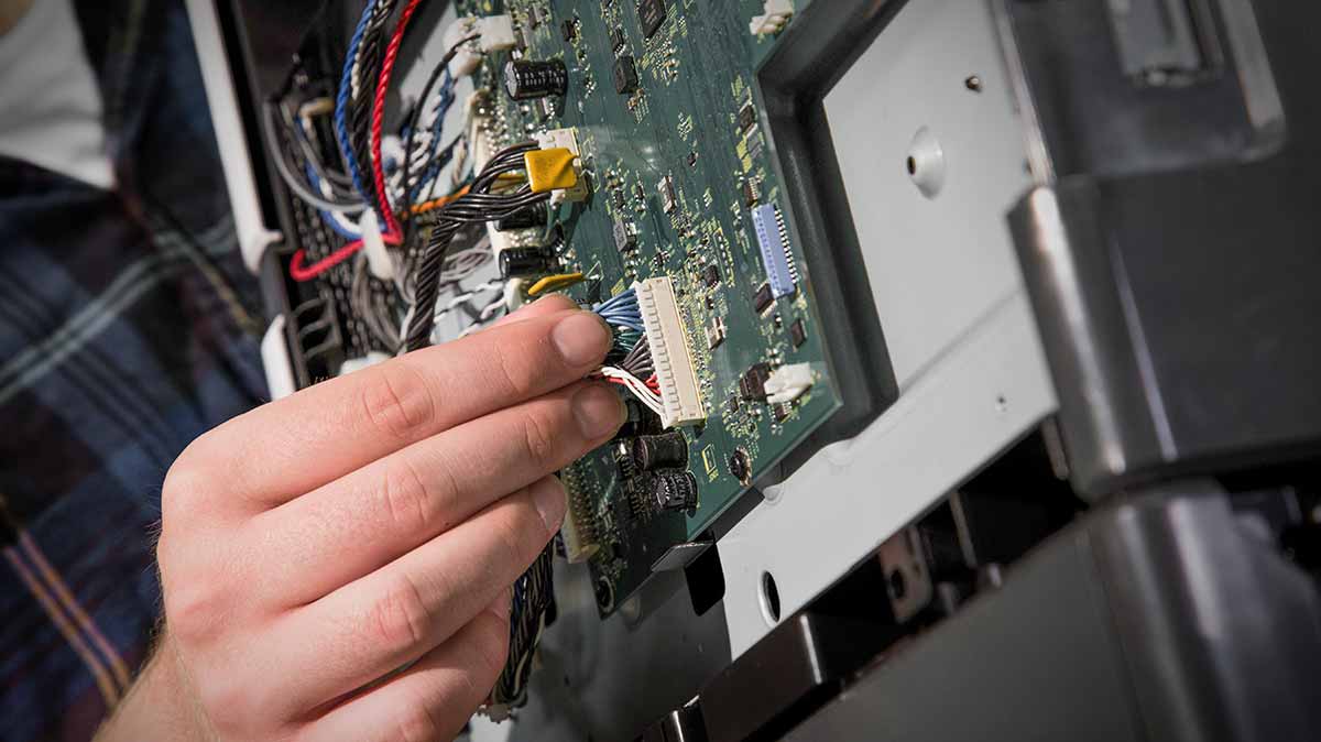Tekniker som fikser en Lexmark-skriver